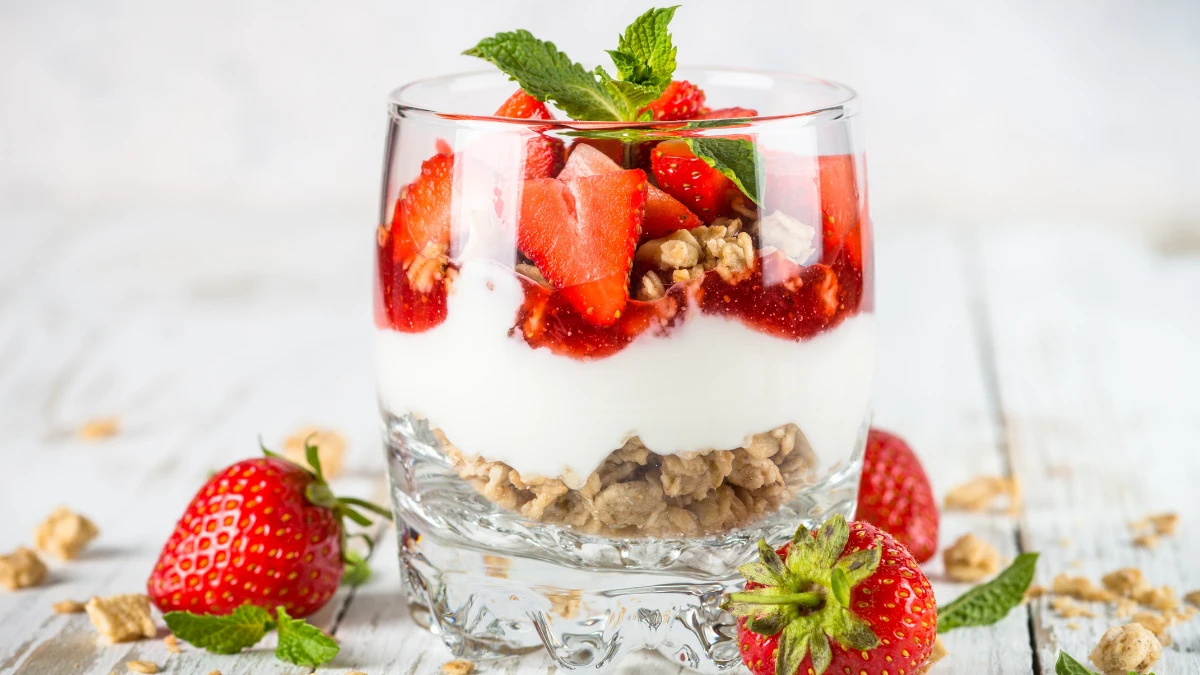 iogurte com frutas e granola