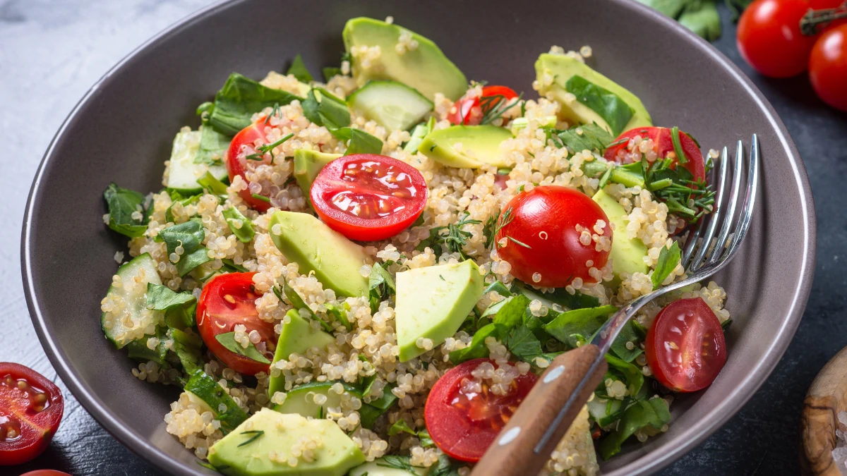 salada de quinoa com abacate