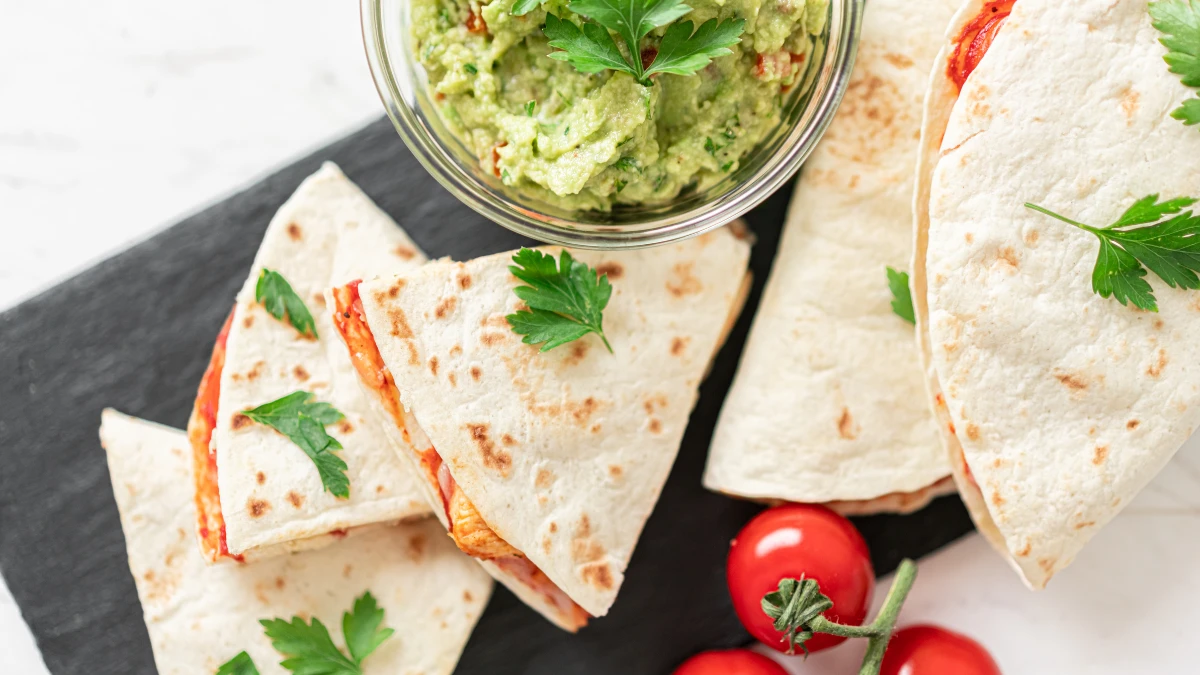 wrap de frango com salada e guacamole